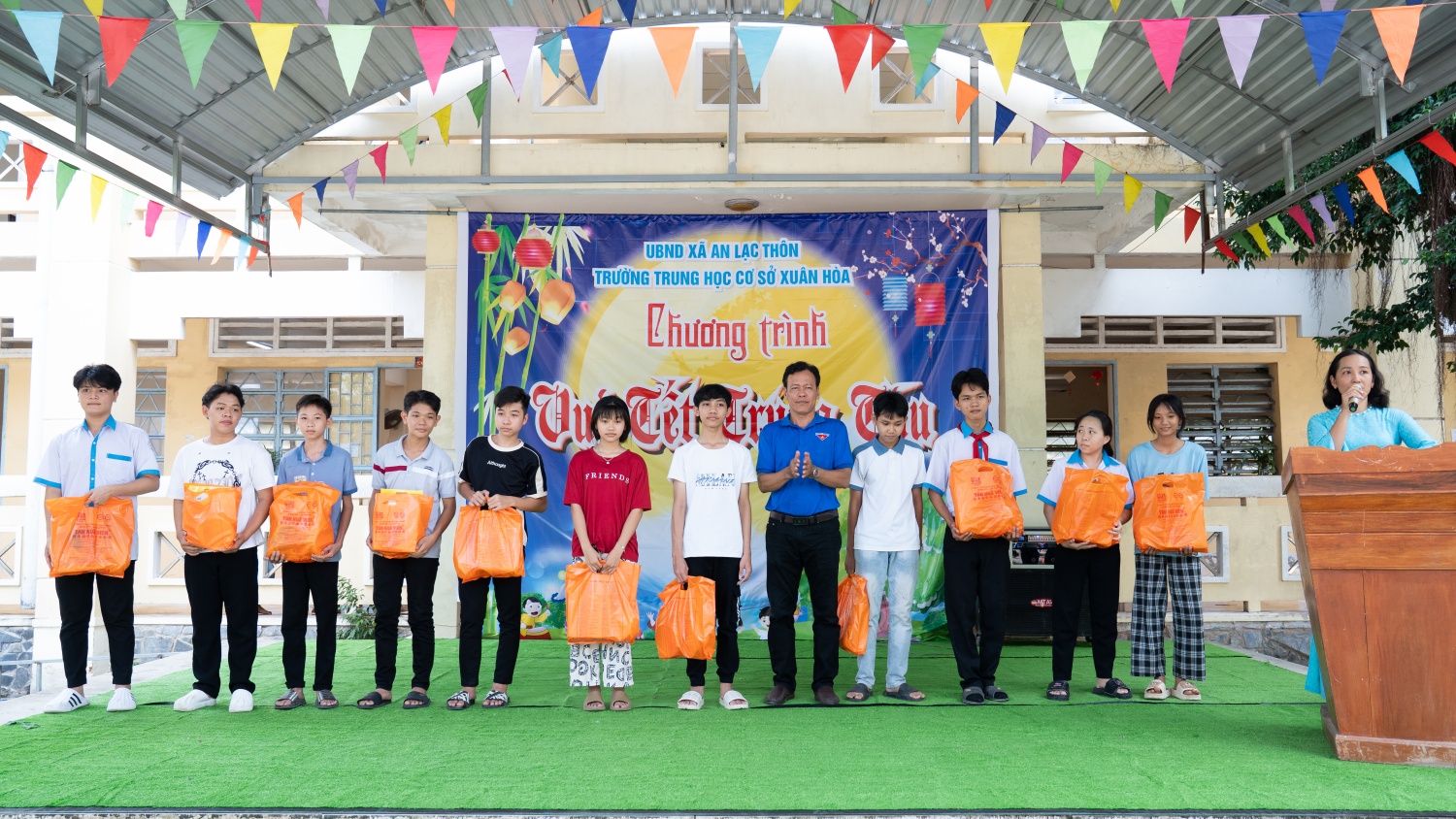 Đoàn Thanh niên PVPGB tặng 200 phần quà Trung thu cho thiếu nhi xã An Lạc Thôn