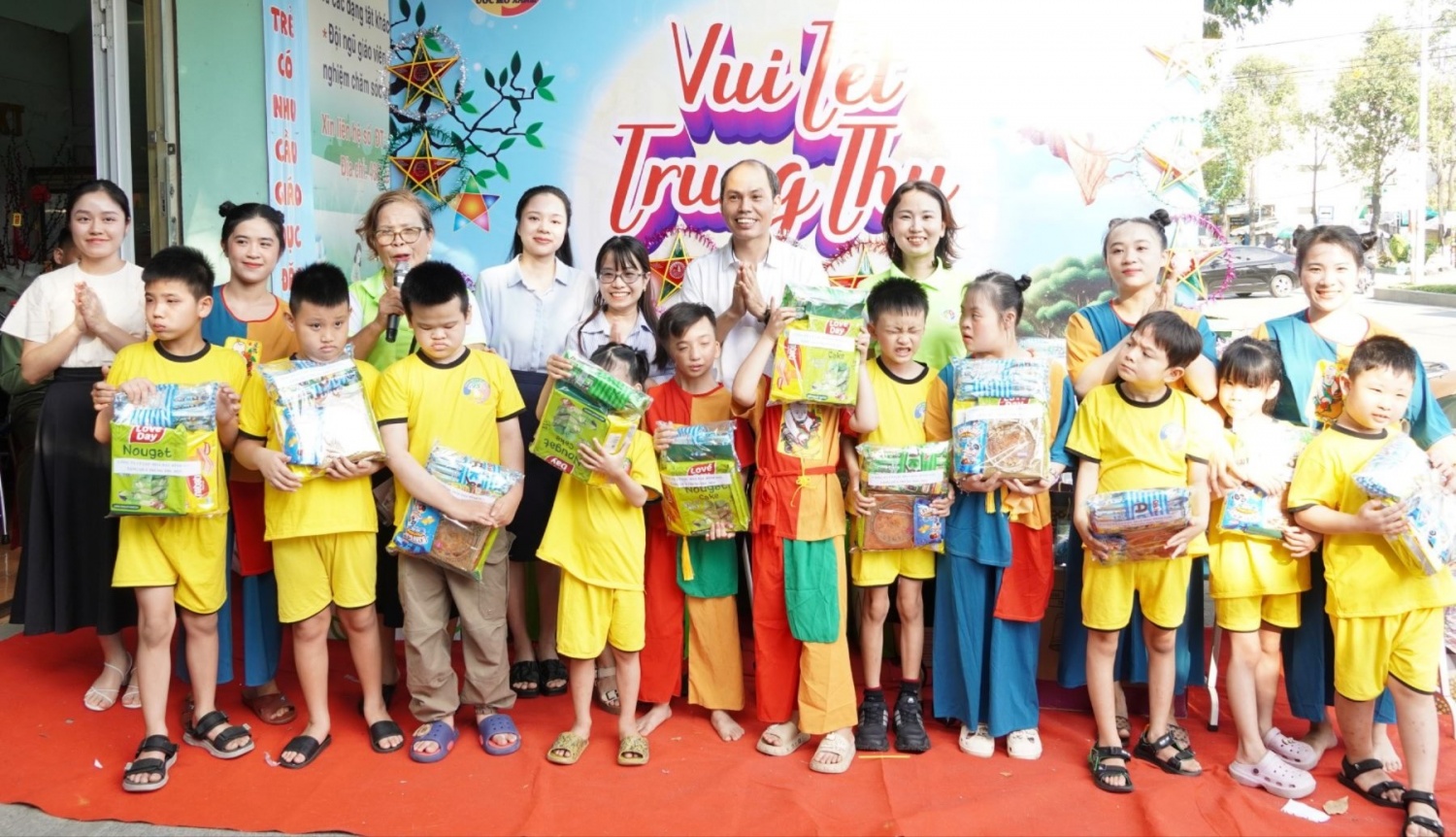 CBCNV BSR trao tặng những phần quà ý nghĩa đến các em nhỏ tại Trung tâm Can thiệp sớm và Giáo dục Trẻ khuyết tật Ước Mơ Xanh. CBCNV BSR trao tặng những phần quà ý nghĩa đến các em nhỏ tại Trung tâm Can thiệp sớm và Giáo dục Trẻ khuyết tật Ước Mơ Xanh.