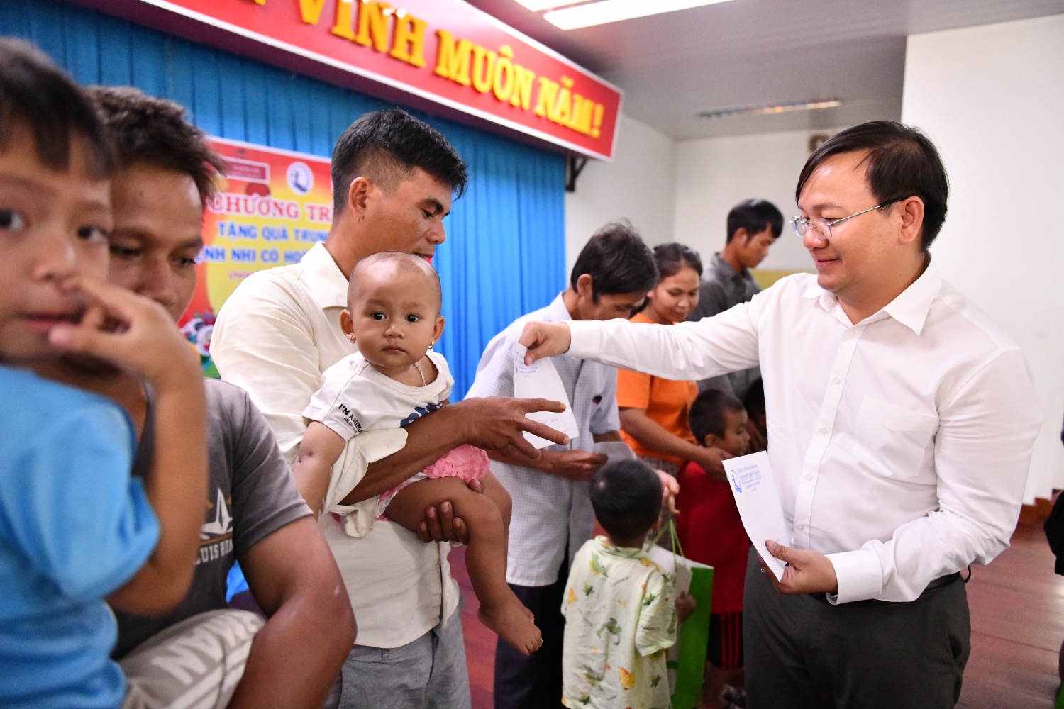 Đại diện Công ty BSR trao những phần quà yêu thương đến các bệnh nhi có hoàn cảnh khó khăn tại Bệnh viện Sản Nhi tỉnh Quảng Ngãi Đại diện Công ty BSR trao những phần quà yêu thương đến các bệnh nhi có hoàn cảnh khó khăn tại Bệnh viện Sản Nhi tỉnh Quảng Ngãi