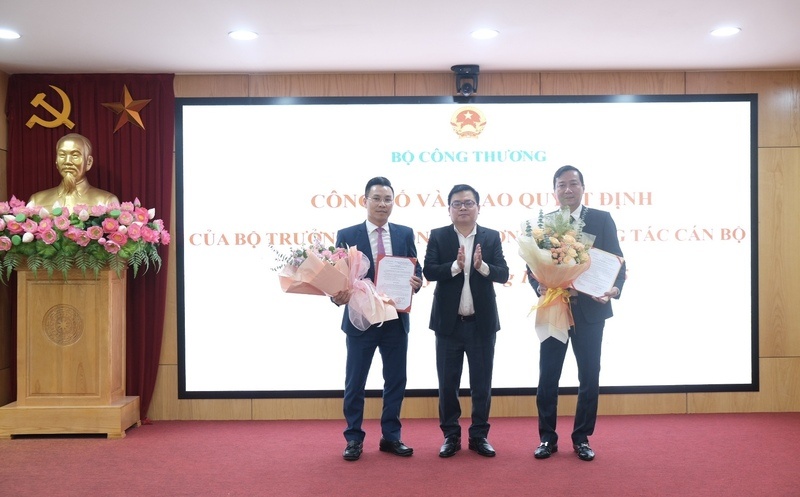 Công bố quyết định bổ nhiệm Phó Cục trưởng Cục Công nghiệp và Cục Hóa chất Công bố quyết định bổ nhiệm Phó Cục trưởng Cục Công nghiệp và Cục Hóa chất
