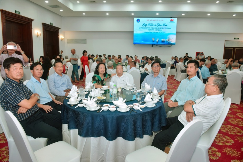 Hội Dầu khí Vũng Tàu gặp mặt kỷ niệm 50 năm thành lập Petrovietnam: Tự hào nửa thế kỷ phát triển và cống hiến đầy xúc động Tiếp lửa truyền thống - Vững bước tương lai