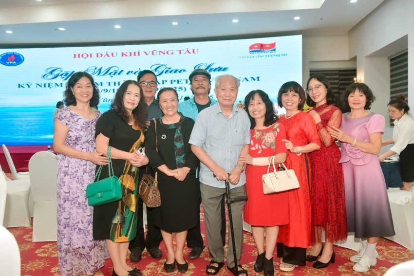 Hội Dầu khí Vũng Tàu gặp mặt kỷ niệm 50 năm thành lập Petrovietnam: Tự hào nửa thế kỷ phát triển và cống hiến đầy xúc động Tiếp lửa truyền thống - Vững bước tương lai