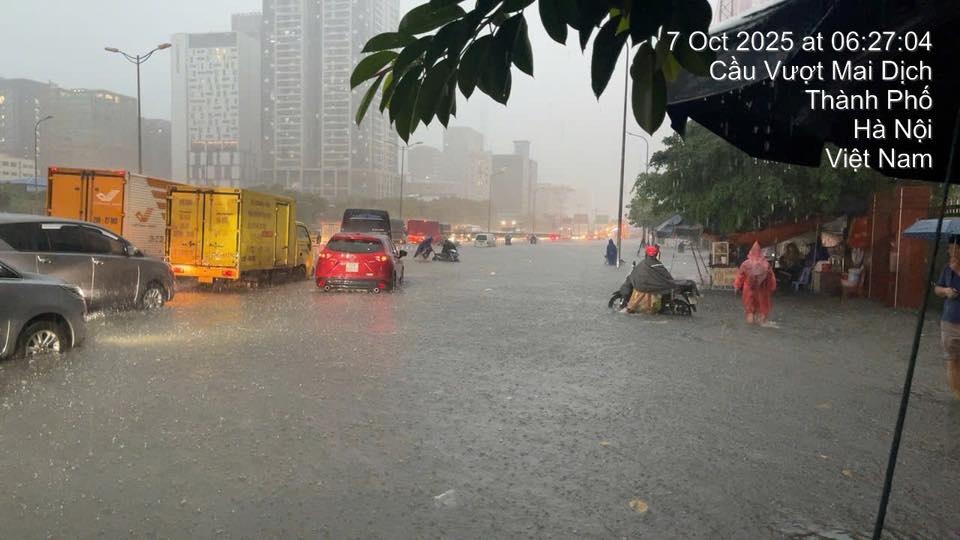 [Chùm ảnh] Mưa lớn gây ngập úng tại một số tuyến đường Hà Nội sáng 7/10