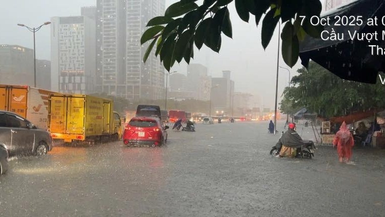 [Chùm ảnh] Mưa lớn gây ngập úng tại một số tuyến đường Hà Nội sáng 7/10
