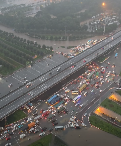 [Chùm ảnh] Mưa lớn gây ngập úng tại một số tuyến đường Hà Nội sáng 7/10