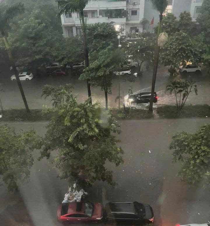 [Chùm ảnh] Mưa lớn gây ngập úng tại một số tuyến đường Hà Nội sáng 7/10