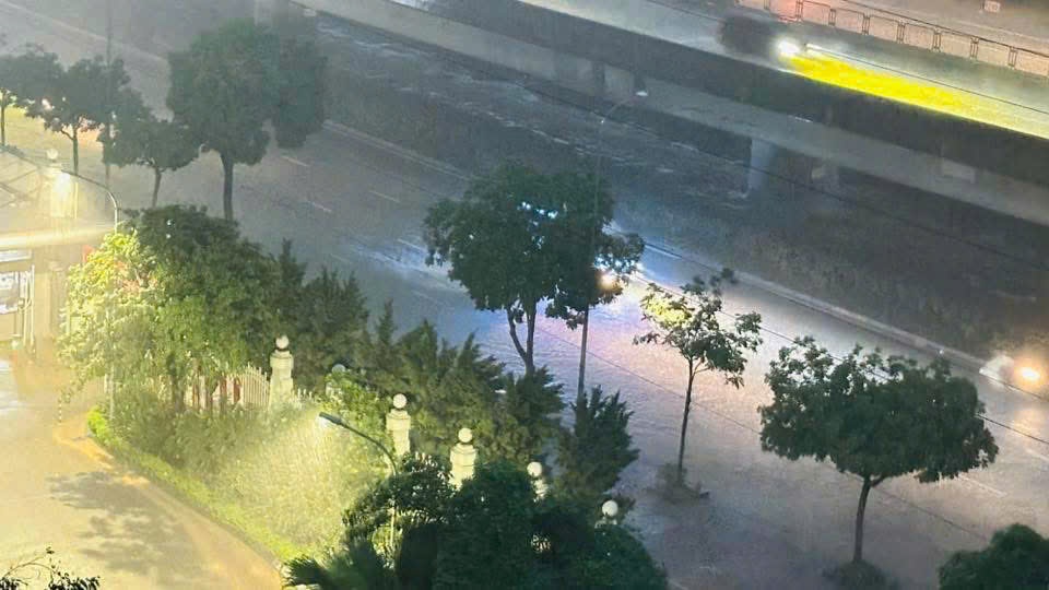 [Chùm ảnh] Mưa lớn gây ngập úng tại một số tuyến đường Hà Nội sáng 7/10