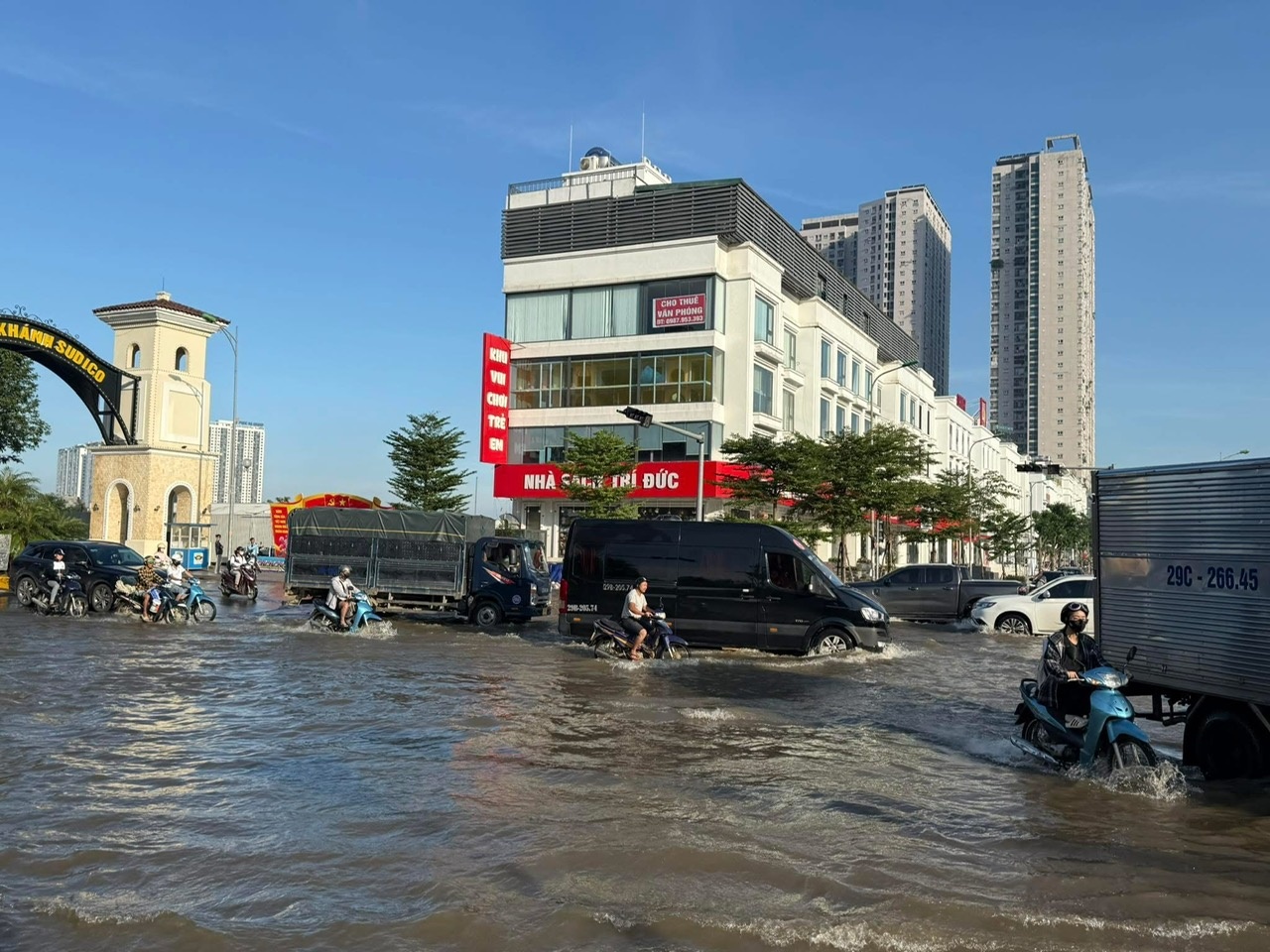 Hà Nội: Mưa lớn gây ngập úng tại một số tuyến đường sáng 7/10