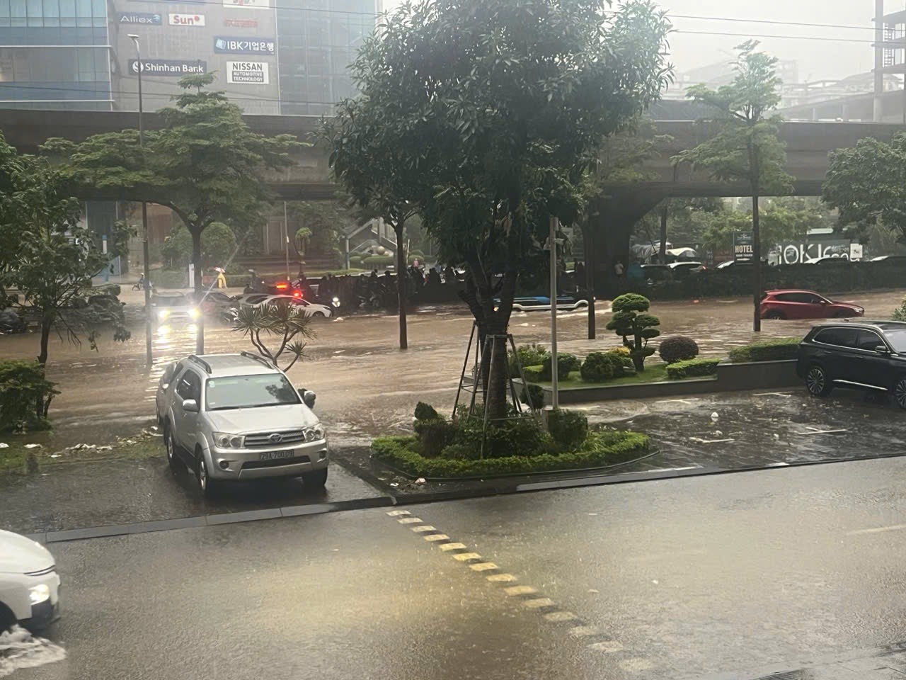 Hà Nội: Mưa lớn gây ngập úng tại một số tuyến đường sáng 7/10