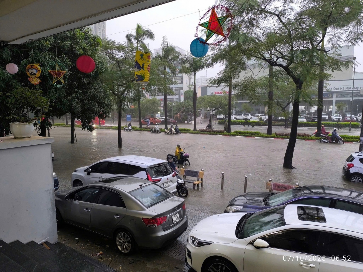 Hà Nội: Mưa lớn gây ngập úng tại một số tuyến đường sáng 7/10