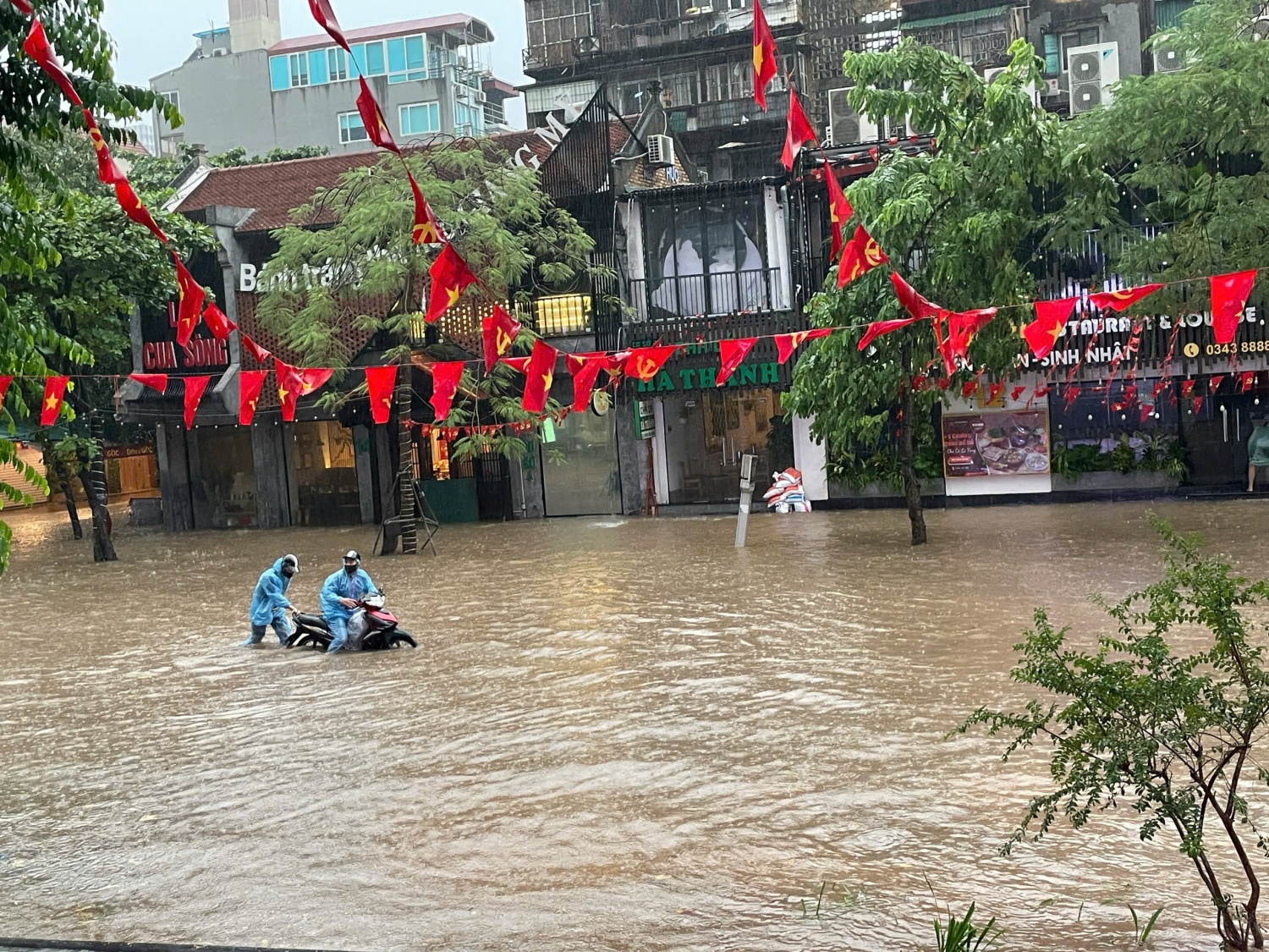 Hà Nội: Mưa lớn gây ngập úng tại một số tuyến đường sáng 7/10