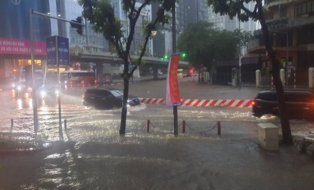[VIDEO] Hà Nội: Mưa lớn gây ngập úng tại một số tuyến đường sáng 7/10