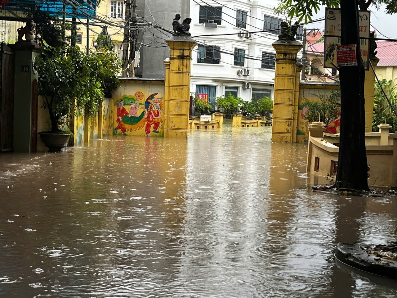 Hà Nội: Mưa lớn gây ngập úng tại một số tuyến đường sáng 7/10