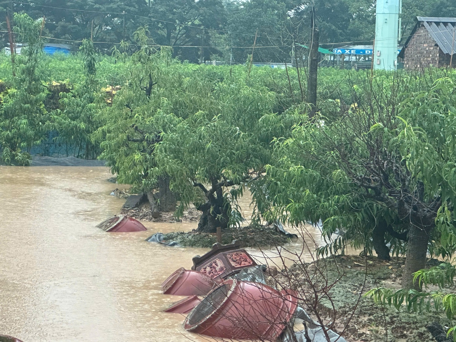 Hà Nội: Mưa lớn gây ngập úng tại một số tuyến đường sáng 7/10