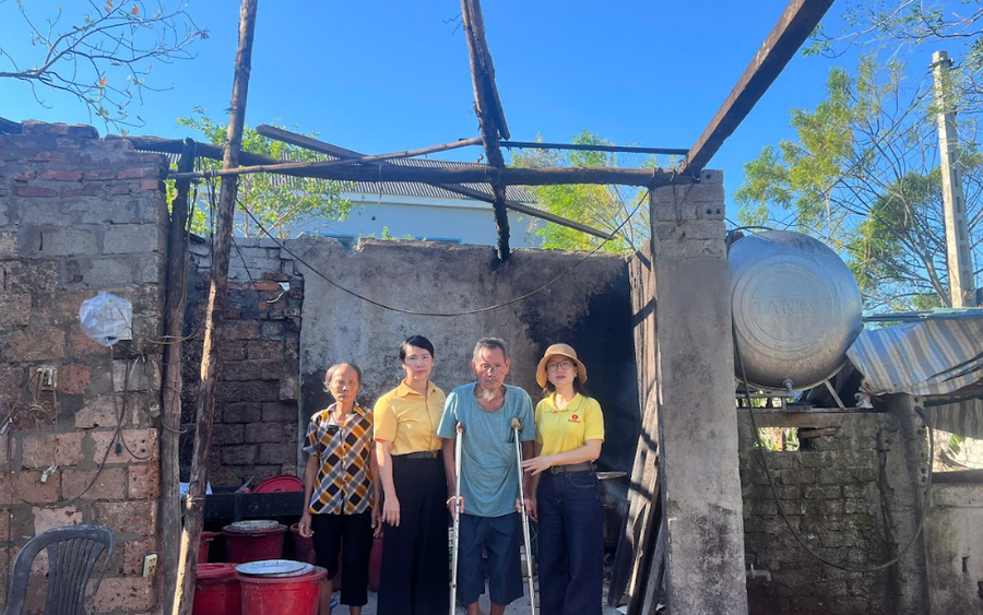 Đại diện Quỹ Thiện Tâm thăm hỏi và trao hỗ trợ cho các hộ dân bị thiệt hại do bão số 10.