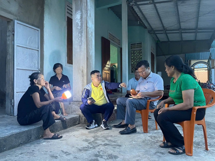 Các thành viên của Vingroup với tinh thần khẩn trương đã không quản khó khăn, dù sáng sớm hay đêm muộn vẫn có mặt tại các gia đình ảnh hưởng để thăm hỏi, hỗ trợ sớm nhất có thể.