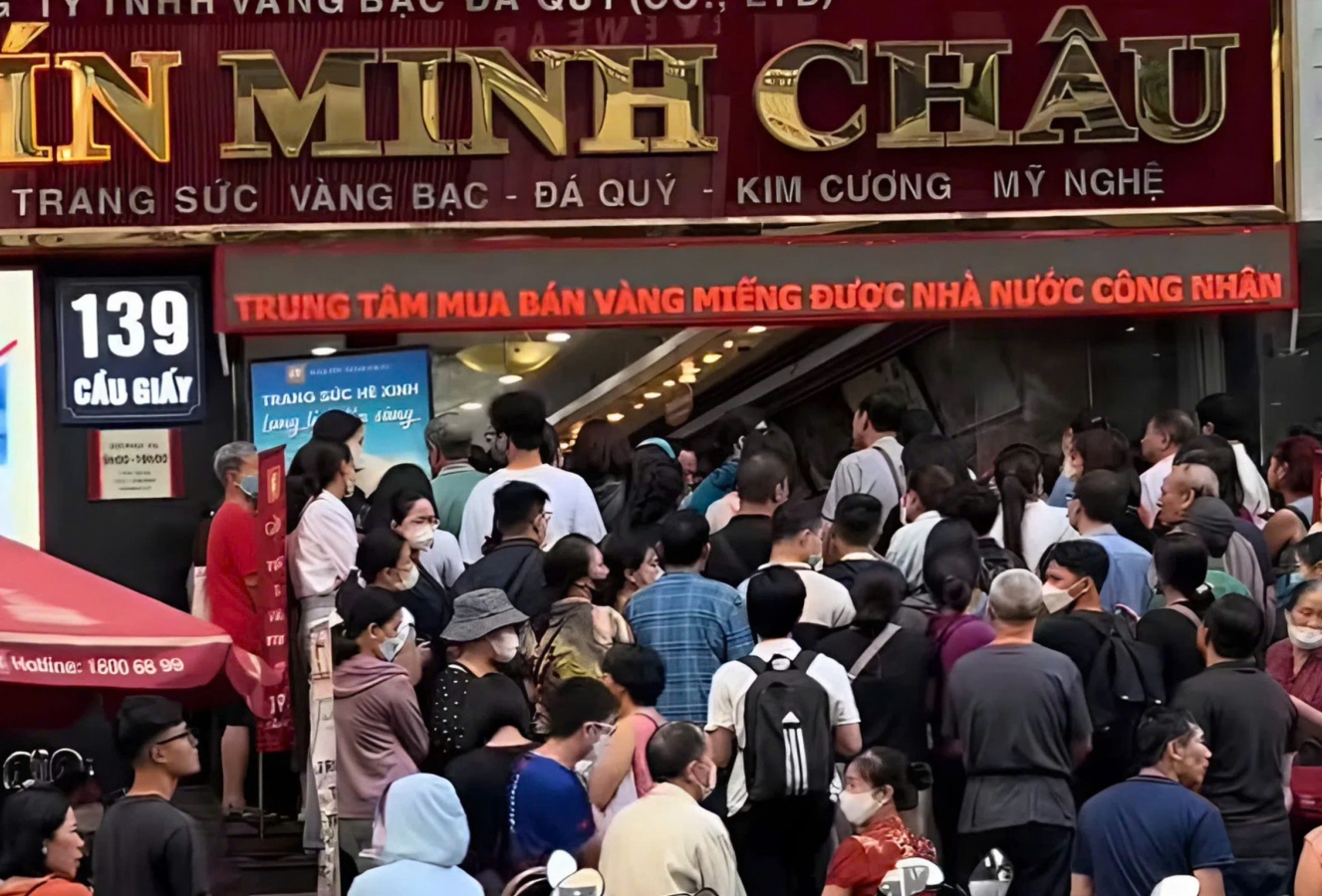 Người dân xếp hàng mua vàng trước tin áp thuế giao dịch
