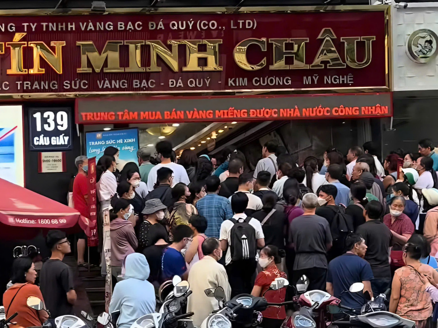 Người dân xếp hàng mua vàng trước tin áp thuế giao dịch