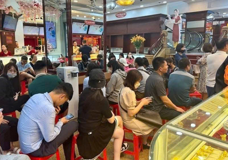 Người dân vẫn xếp hàng mua vàng giữa lúc rộ tin sắp đánh thuế giao dịch vàng miếng Người dân vẫn xếp hàng mua vàng giữa lúc rộ tin sắp đánh thuế giao dịch vàng miếng