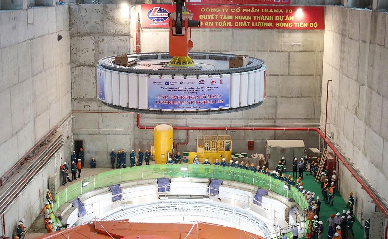 Hạ đặt thành công rotor tổ máy số 2 dự án thủy điện Hòa Bình mở rộng