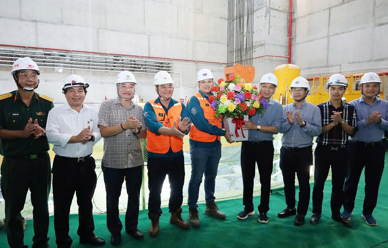 Hạ đặt thành công rotor tổ máy số 2 dự án thủy điện Hòa Bình mở rộng