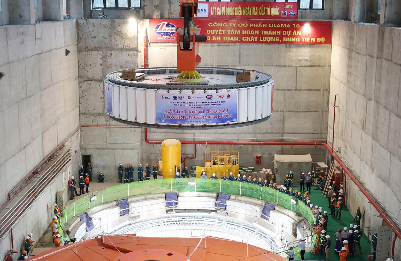Hạ đặt thành công rotor tổ máy số 2 dự án thủy điện Hòa Bình mở rộng