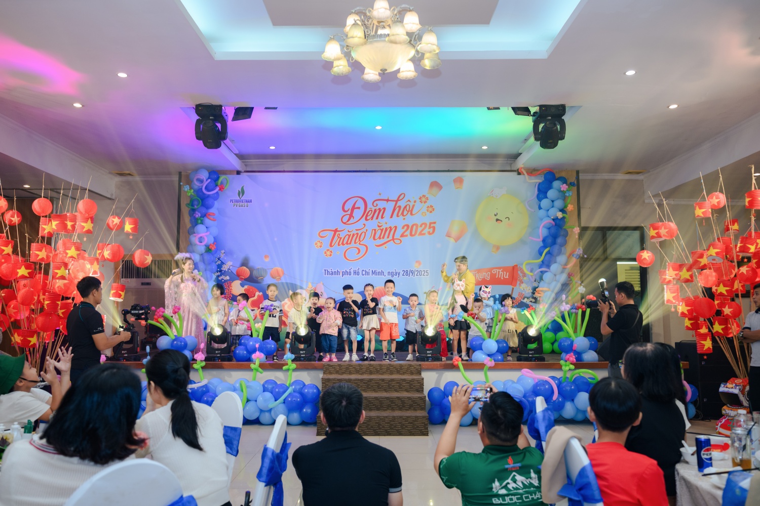 Không khí rộn ràng tại Chương trình Đêm hội trăng rằm 2025 của PV GAS D