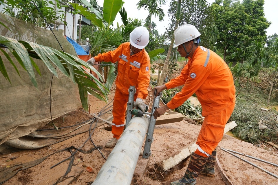 EVNNPC khẩn trương khắc phục sự cố cho 262.000 khách hàng bị mất điện do hoàn lưu bão số 11 EVNNPC khẩn trương khắc phục sự cố cho 262.000 khách hàng bị mất điện do hoàn lưu bão số 11