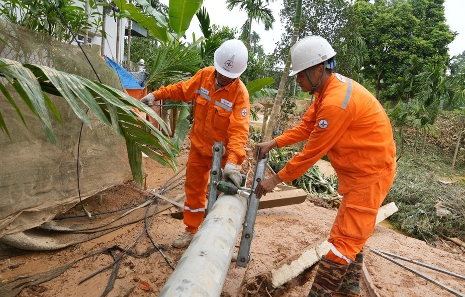 EVNNPC khẩn trương khắc phục sự cố cho 262.000 khách hàng bị mất điện do hoàn lưu bão số 11