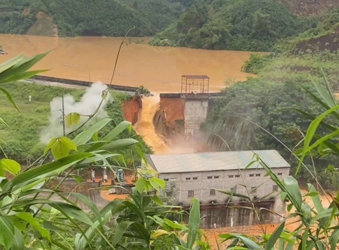 Vỡ đập thủy điện ở Lạng Sơn, nước ồ ạt chảy xuống hạ du Vỡ đập thủy điện ở Lạng Sơn, nước lũ tràn xuống hạ du