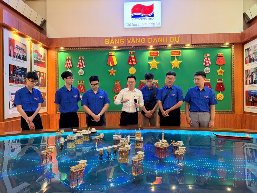 Vietsovpetro gặp gỡ tân sinh viên được cử đi du học tại Liên bang Nga 2025 Vietsovpetro gặp gỡ tân sinh viên được cử đi du học tại Liên bang Nga