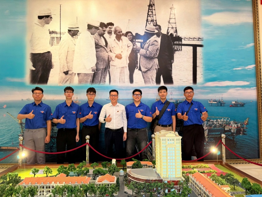 Vietsovpetro gặp gỡ tân sinh viên được cử đi du học tại Liên bang Nga 2025 Vietsovpetro gặp gỡ tân sinh viên được cử đi du học tại Liên bang Nga