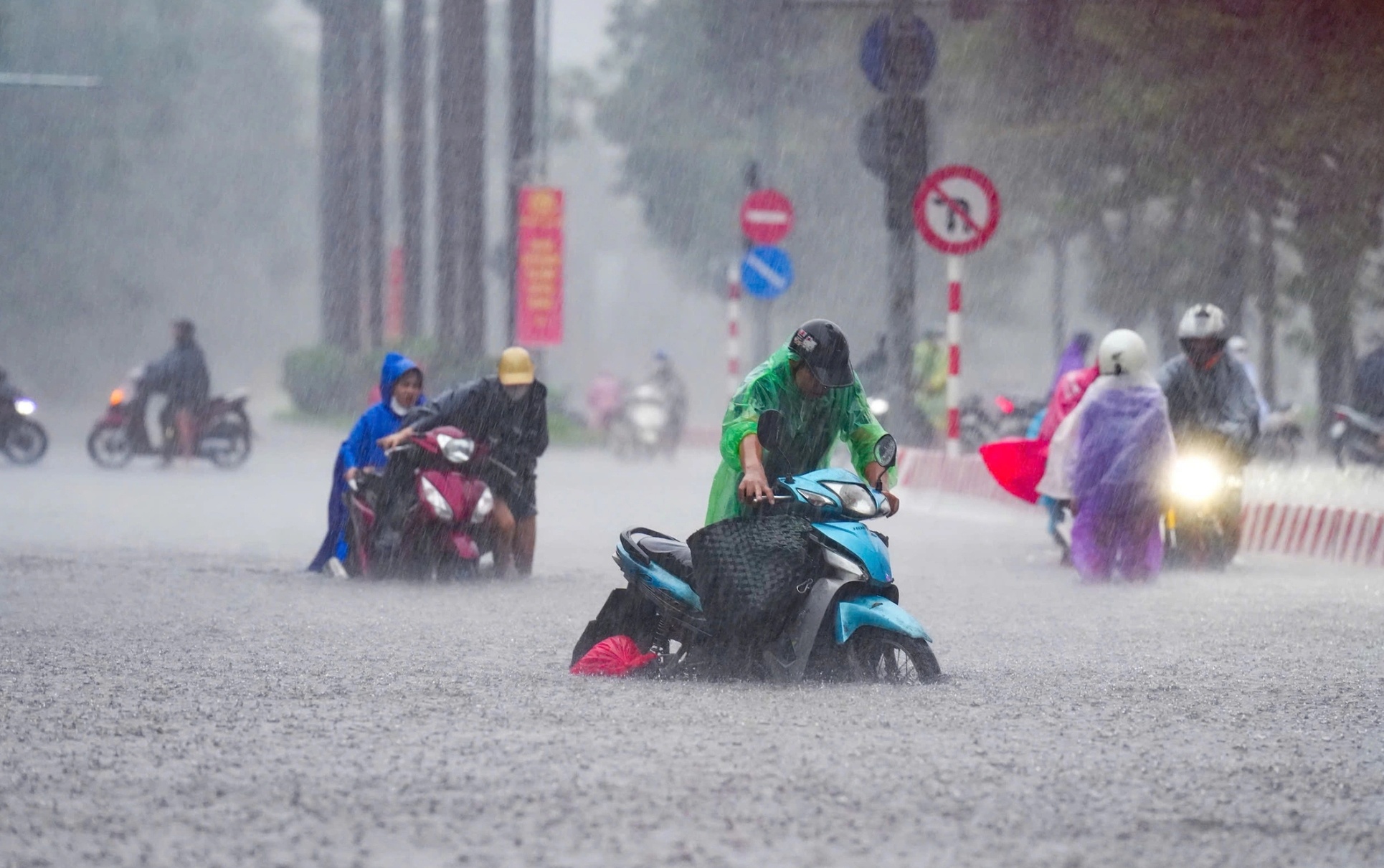 Lý giải nguyên nhân hai đợt mưa lớn diện rộng tại miền Bắc