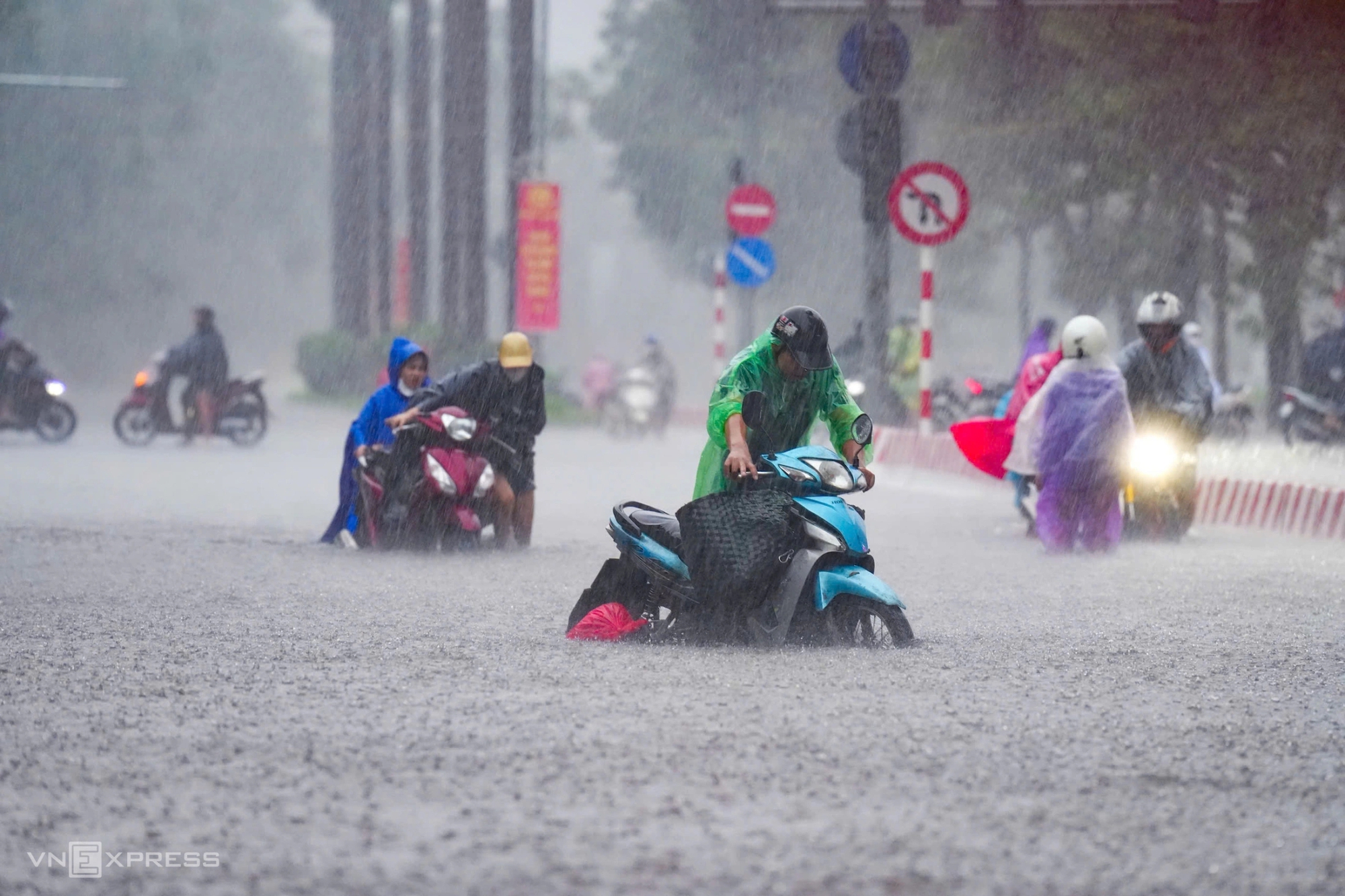 Lý giải nguyên nhân hai đợt mưa lớn diện rộng tại miền Bắc