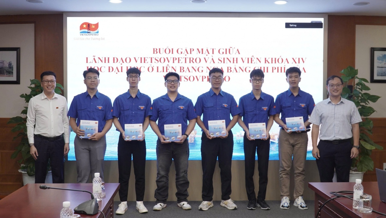 Vietsovpetro gặp gỡ tân sinh viên được cử đi du học tại Liên bang Nga Vietsovpetro gặp gỡ tân sinh viên được cử đi du học tại Liên bang Nga