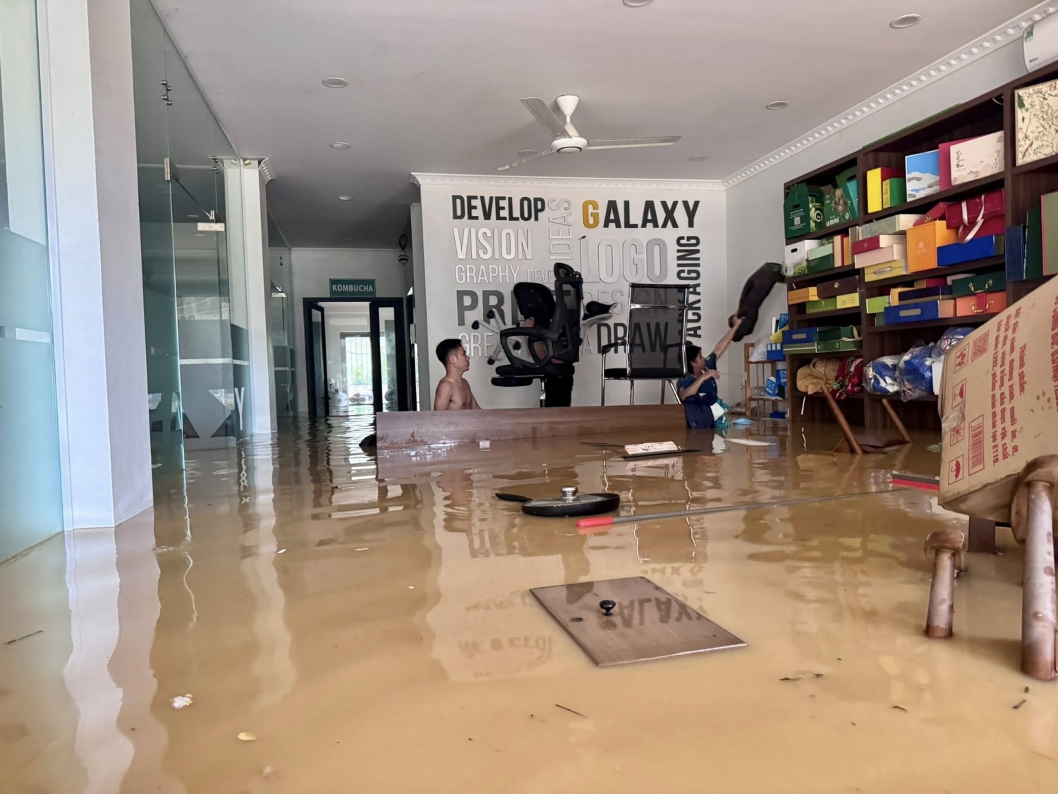 Mưa lớn gây ngập lụt diện rộng tại Thái Nguyên Mưa lớn gây ngập lụt diện rộng tại Thái Nguyên