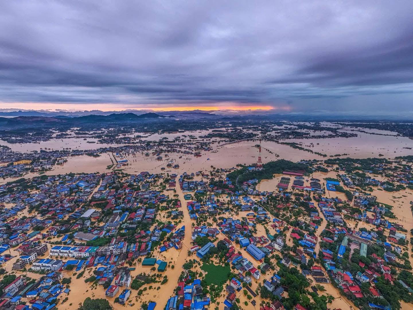 Mưa lớn gây ngập lụt diện rộng tại Thái Nguyên Mưa lớn gây ngập lụt diện rộng tại Thái Nguyên