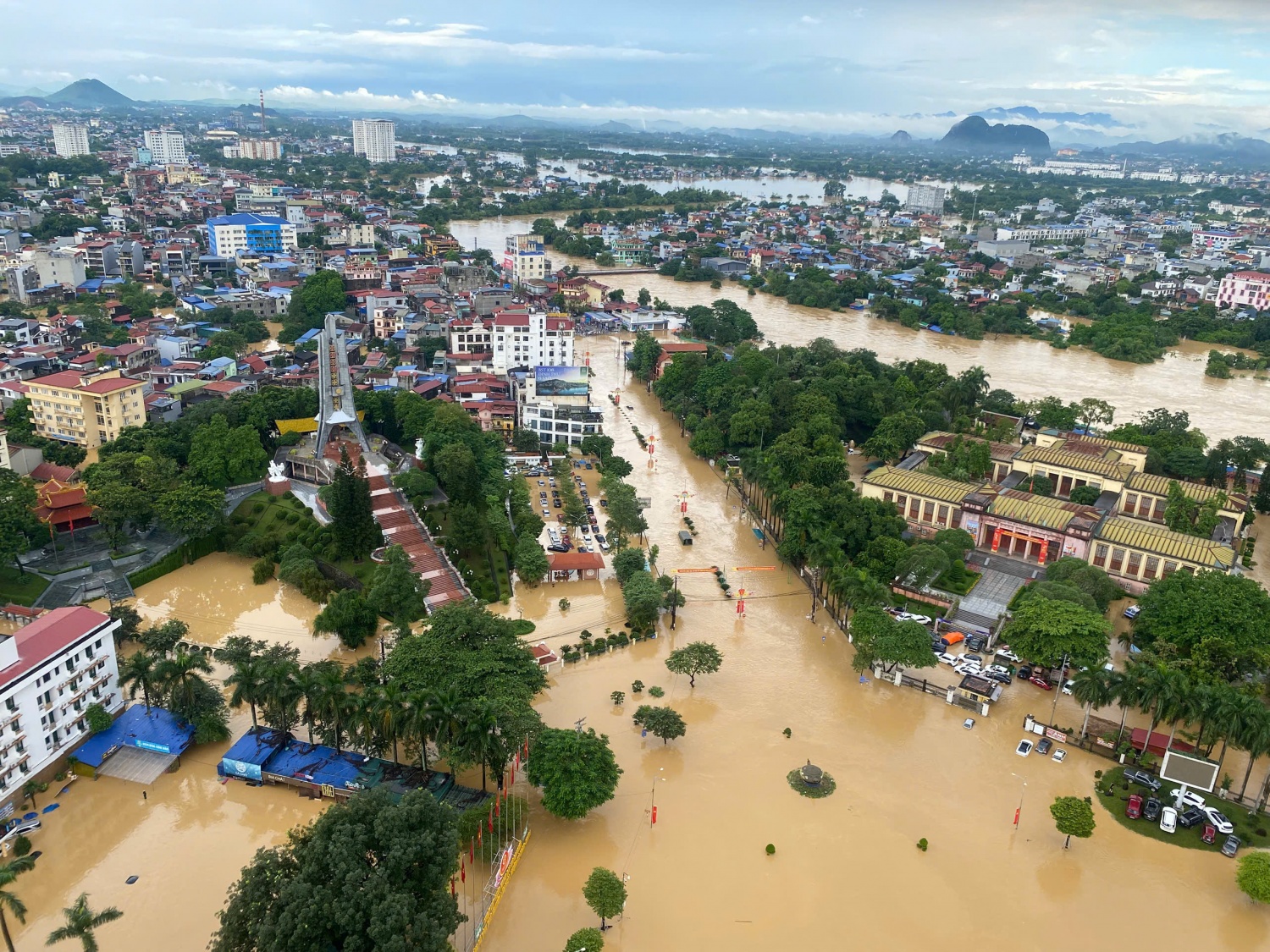 Mưa lớn gây ngập lụt diện rộng tại Thái Nguyên Mưa lớn gây ngập lụt diện rộng tại Thái Nguyên