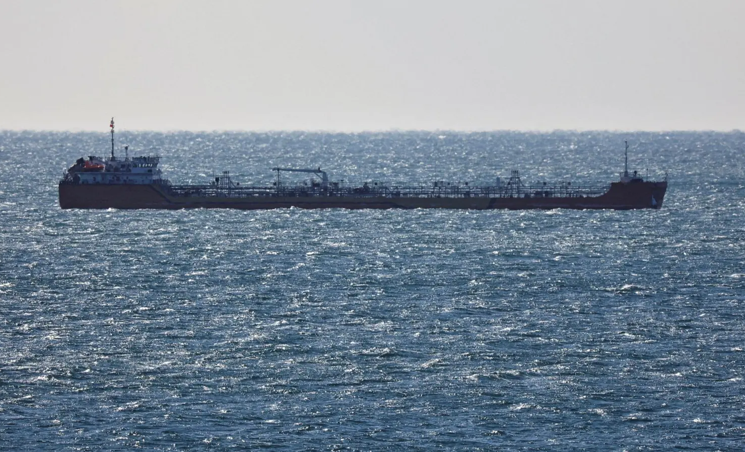 EU lên kế hoạch trừng phạt các nhà cung cấp cờ giả cho đội tàu bóng tối EU lên kế hoạch trừng phạt các nhà cung cấp cờ giả cho đội tàu bóng tối