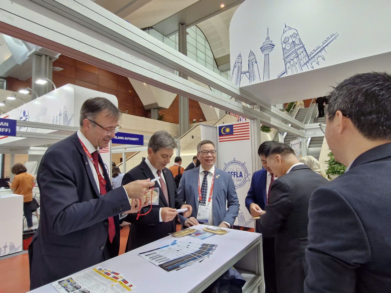 Việt Nam - Cửa ngõ trên hành trình thích ứng logistics xanh và kết nối đầu tư Việt Nam - Cửa ngõ trên hành trình thích ứng logistics xanh và kết nối đầu tư