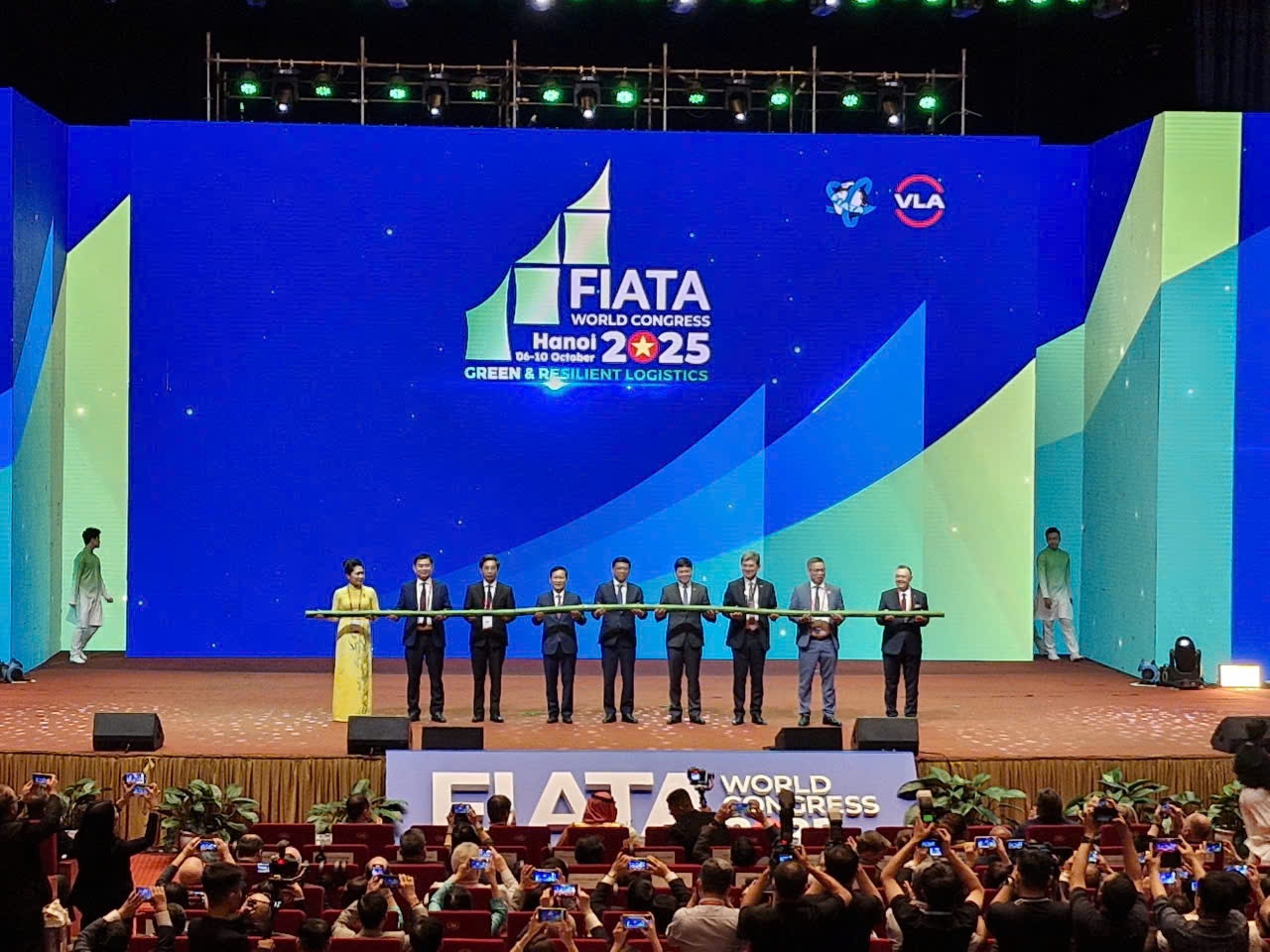 Việt Nam - Cửa ngõ trên hành trình thích ứng logistics xanh và kết nối đầu tư Việt Nam - Cửa ngõ trên hành trình thích ứng logistics xanh và kết nối đầu tư