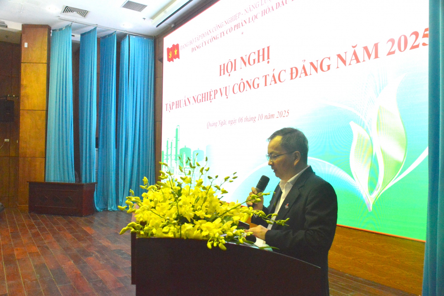 Đồng chí Khương Lê Thành, Phó Bí thư thường trực Đảng ủy, Thành viên HĐQT phát biểu khai mạc Hội nghị