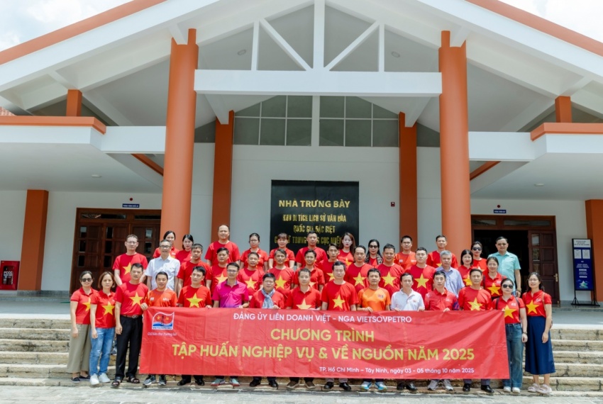 Đảng ủy Vietsovpetro tổ chức tập huấn kết hợp về nguồn năm 2025