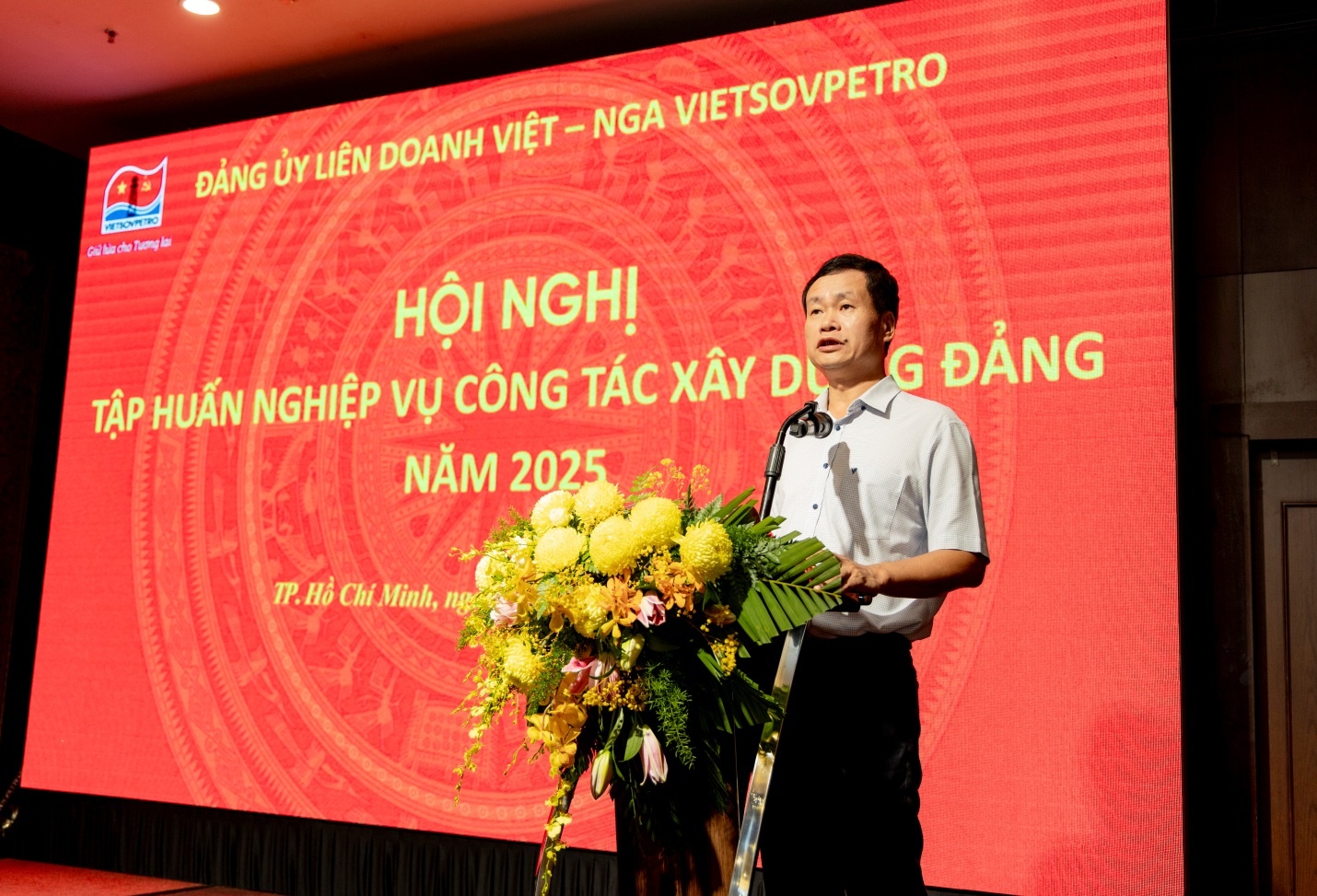 đồng chí Nguyễn Đăng Khoa - Ủy viên BCH Đảng bộ, Chánh Văn phòng Đảng ủy Vietsovpetro nêu rõ vai trò công tác kiểm tra, giám sát của Đảng