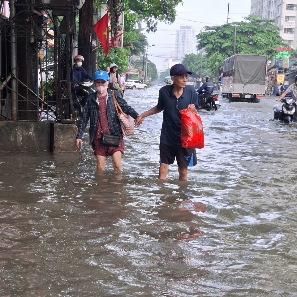 Ngã ba Xa La: Những trái tim ấm áp giữa dòng nước ngập Ngã ba Xa La: Những trái tim ấm áp giữa dòng nước ngập
