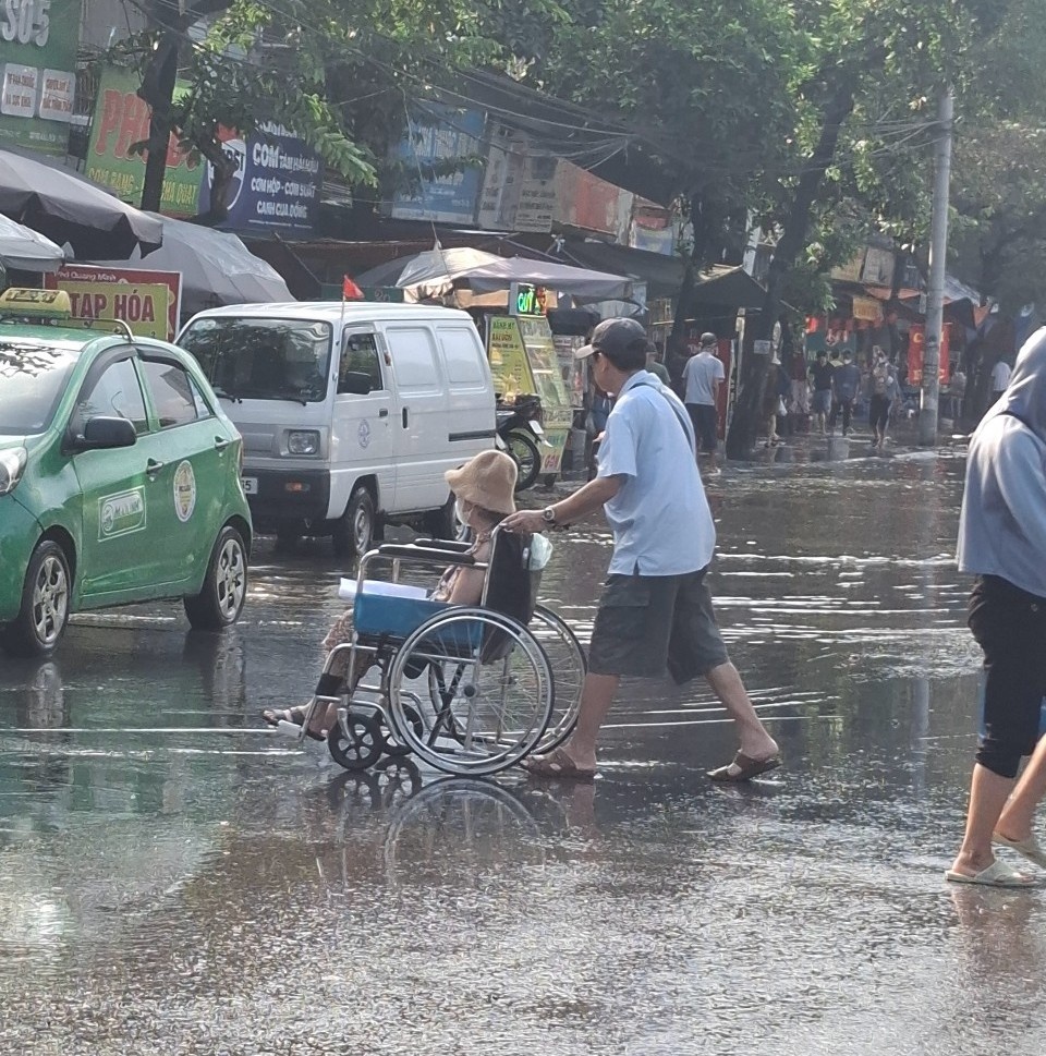 Ngã ba Xa La: Những trái tim ấm áp giữa dòng nước ngập Ngã ba Xa La: Những trái tim ấm áp giữa dòng nước ngập