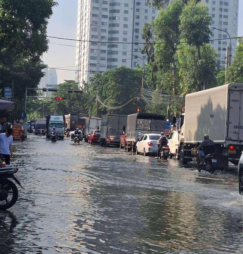 Ngã ba Xa La: Những trái tim ấm áp giữa dòng nước ngập Ngã ba Xa La: Những trái tim ấm áp giữa dòng nước ngập