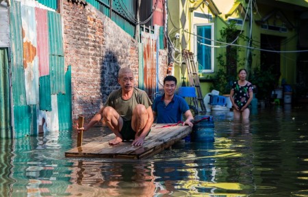 Hà Nội: Người dân Miêu Nha "vật lộn" với ngập lụt kéo dài