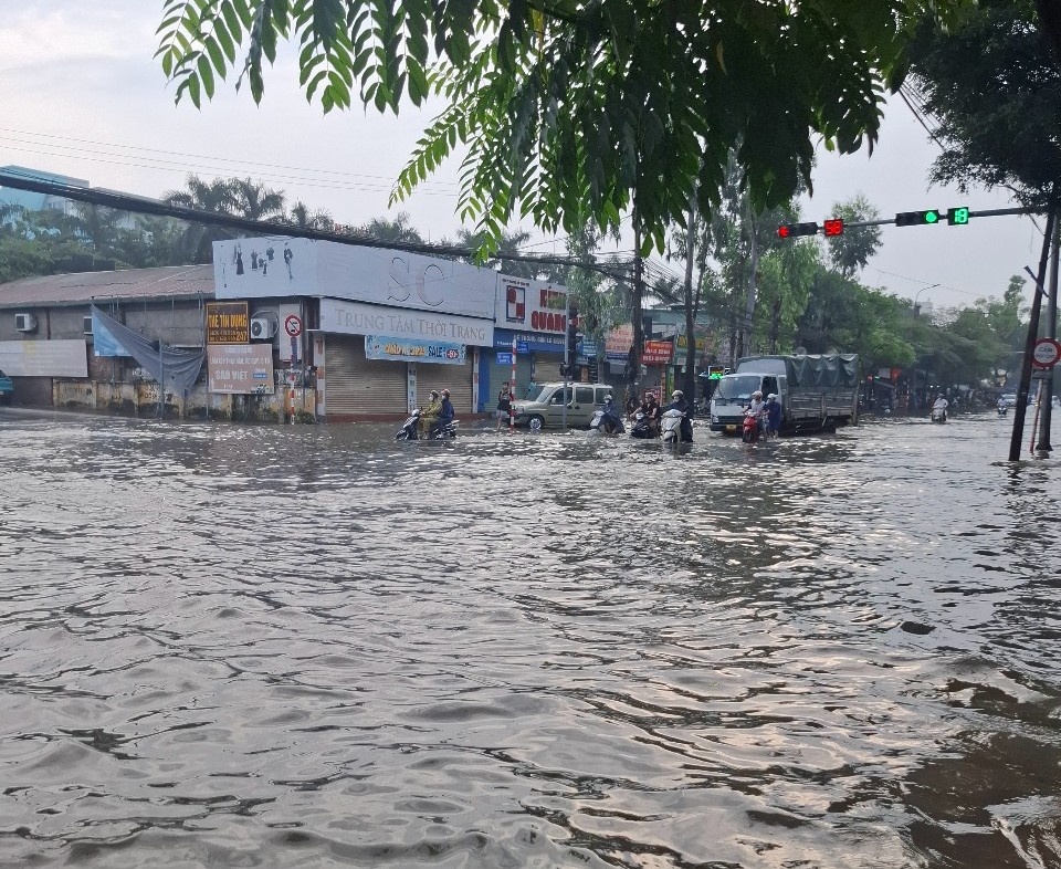 Ngã ba Xa La: Những trái tim ấm áp giữa dòng nước ngập Ngã ba Xa La: Những trái tim ấm áp giữa dòng nước ngập