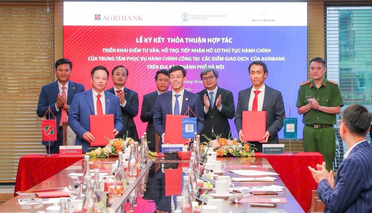 Agribank và Trung tâm Phục vụ Hành chính công TP Hà Nội hợp tác triển khai mô hình hỗ trợ người dân thực hiện dịch vụ công tại điểm giao dịch của ngân hàng